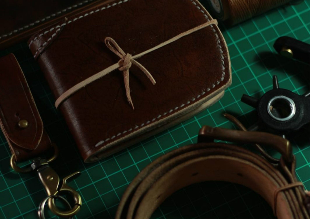 Dari dompet hingga casing kartu, sampai celemek, dan ikat pinggang, semuanya bisa ditemukan di Dikuli.ti